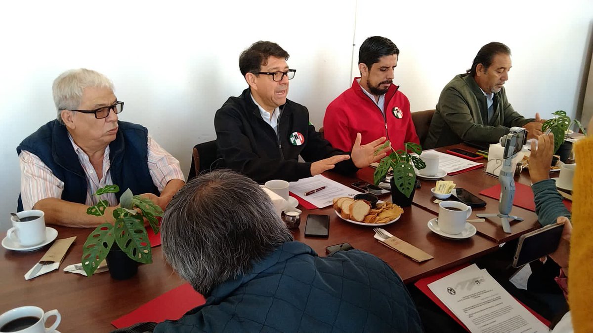 PRIGTO's tweet photo. Tenemos un récord negativo con el precio de la gasolina en el país. Hoy, se tiene el precio más alto de la historia. El @PRI_Nacional exige a Morena bajar su costo. 
Así lo señalaron en Celaya @EligioGonzalezF @estopellantonio y pdtes de CM de Tarimoro y Apaseo el Alto https://t.co/7VNZhYehfc