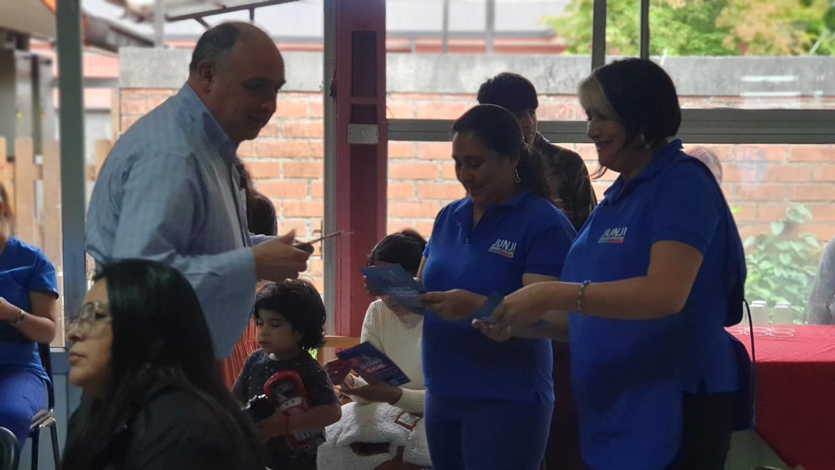 🔴 Realizando una nueva jornada de difusión para la comunidad del Programa Denuncia Seguro *4242 junto a Junji Los Ríos, esta vez en el Jardín Infantil Campanita de Valdivia. Juntos hacemos más prevención. <a href="/SubPrevDelito/">Subsecretaría de Prevención del Delito</a> <a href="/DPRLosRios/">Delegación Presidencial Regional de Los Ríos</a> <a href="/JUNJI_Losrios/">JUNJI Los Ríos</a> #ValdiviaCL
