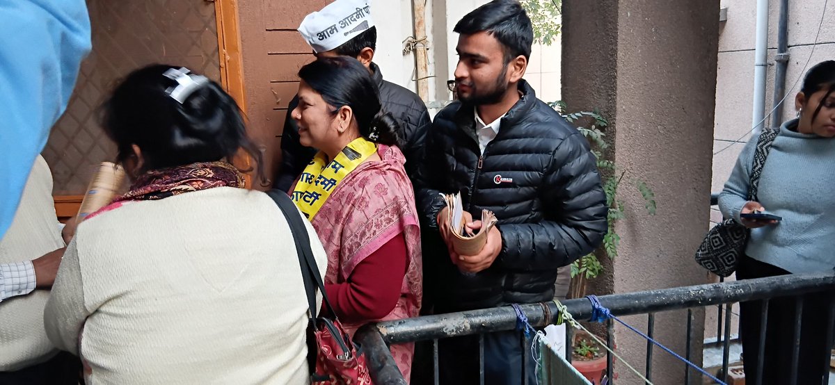NileshChaubeyji's tweet photo. आज नई दिल्ली विधानसभा में सिंगरौली की महापौर एवं मध्य प्रदेश की प्रदेश अध्यक्ष @AAPRaniAgrawal जी के साथ अपने नेता आदरणीय अरविंद केजरीवाल जी के लिए डोर टू डोर जनसंपर्क अभियान किया गया ll
@ArvindKejriwal https://t.co/x9eRgA5tMg