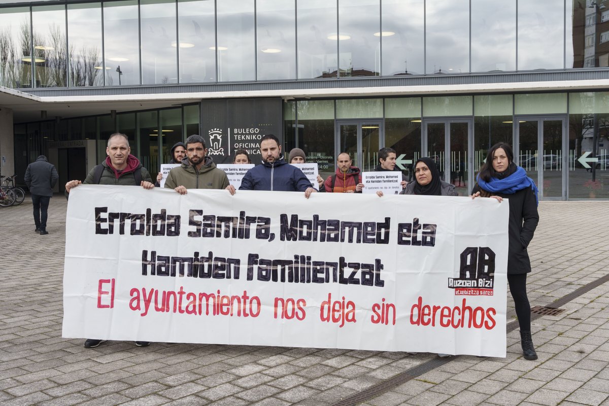 Errolda Samira, Mohamed eta Hamiden familientzat! 

Gaur <a href="/vitoriagasteiz/">Vitoria-Gasteiz!</a>|ko  Udaleko San Martin bulegoetara gerturatu gara Auzoan Bizi Etxebizitza Sarearen kide diren hainbat familientzat errolda exijitzera.⬇️