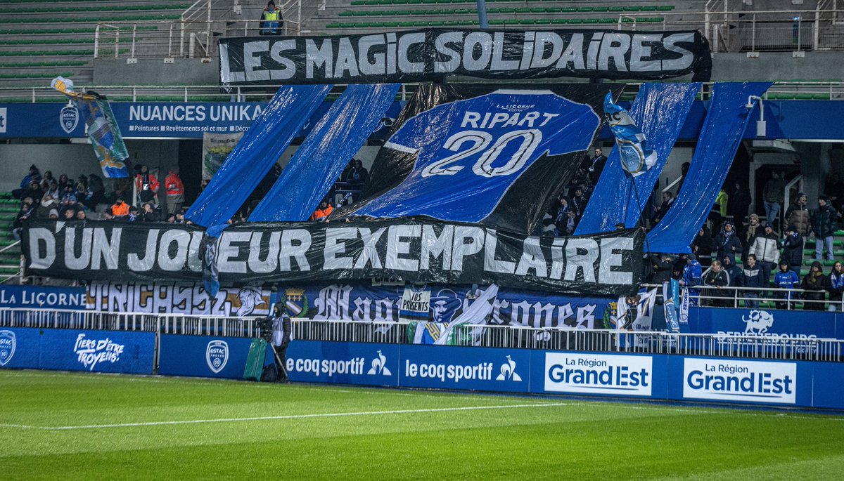 𝐓𝐨𝐮𝐬 𝐬𝐨𝐥𝐢𝐝𝐚𝐢𝐫𝐞𝐬 🫶

Après nos joueurs, ce sont nos supporters qui ont tenu à apporter leur soutien à <a href="/Rips_20/">Renaud Ripart</a>, à quelques minutes du coup d'envoi face à Annecy ! 💙

Une image qui fait chaud au coeur 😍

#TeamESTAC 🔵⚪️