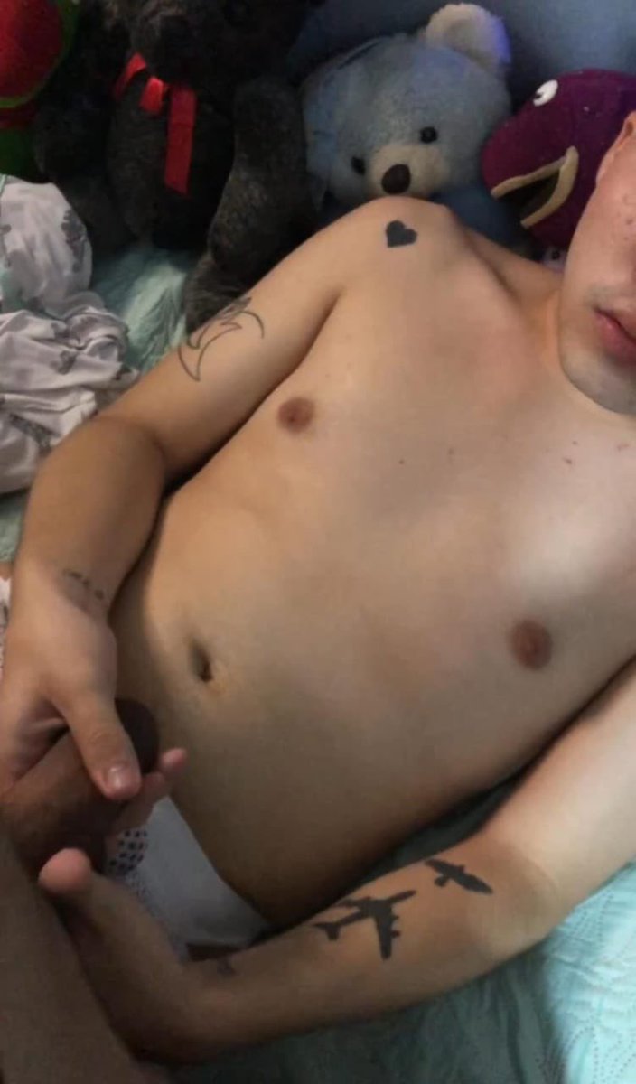 JuanseAcos's tweet photo. Vino El Hermano De Mi Mamá De Visita A Mi Casa Mi Tío🙈Se Metió A Mi Habitación A Jugar Con Migo Y Me Empezó A Tocar🤤Se Saco La Verga🍆Y La Puso En Mi Boca Sin Importar Que Mis Padres Estuvieran En La Casa😈https://t.co/1mdYngA01a Acá Puedes Comprar Todos Los Videos Completos🔥 https://t.co/iWVCoeK6se