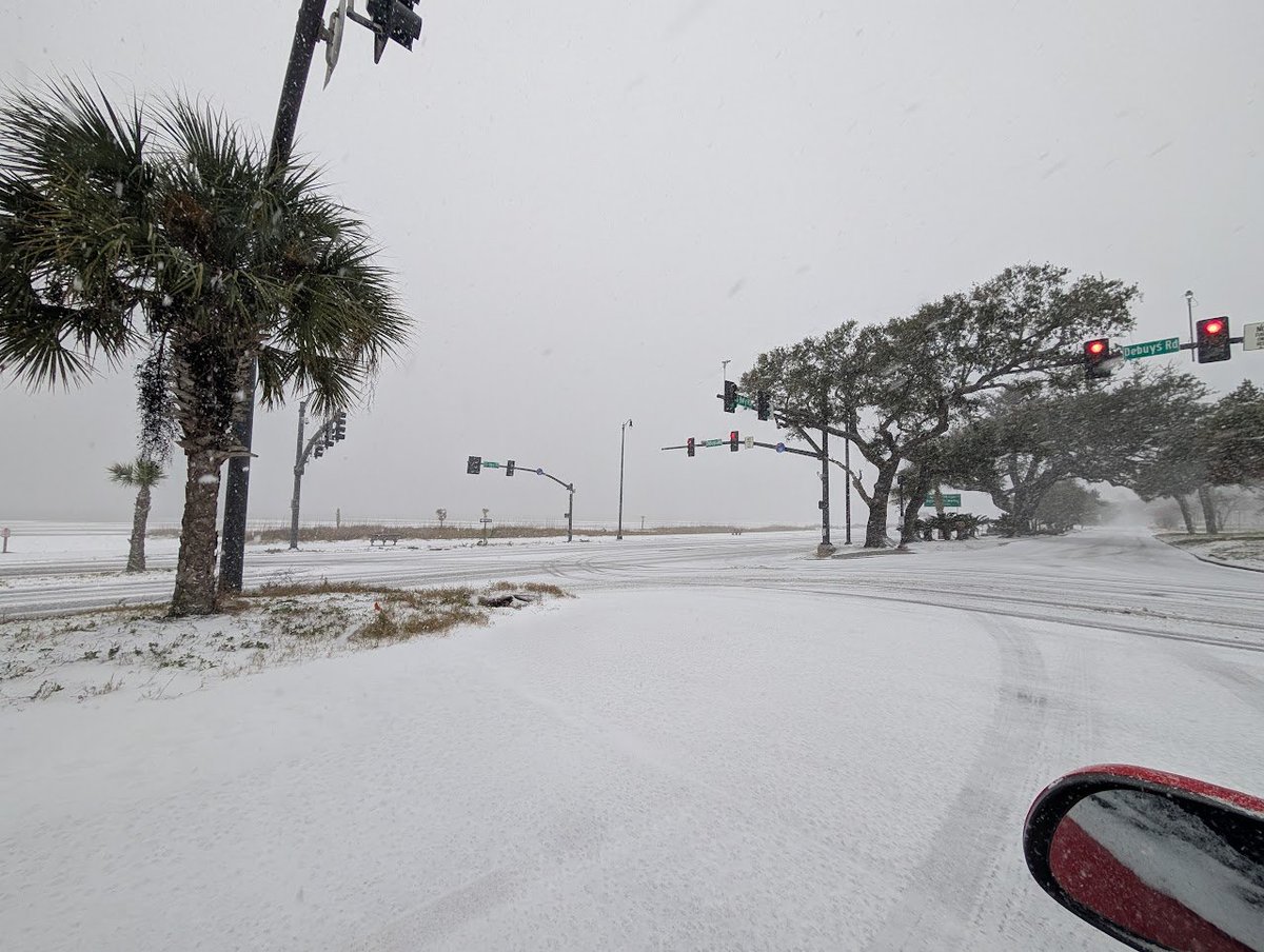 puppeto's tweet photo. @ryanhallyall here's Highway 90 on the beach in Biloxi about an hour ago. https://t.co/N81vjpWlJz