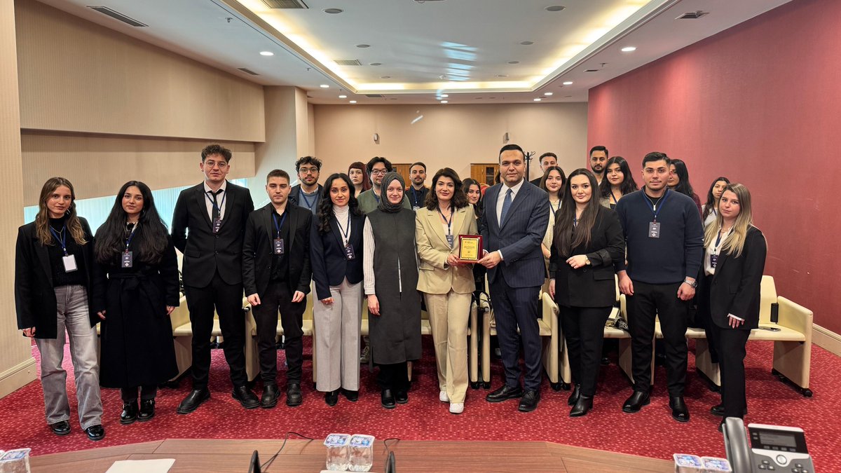 UniakGM's tweet photo. ÜniAK'ta Bugün✨️😎

Gençlik Kolları Başkan Adayımız @avyusufibis ve Mv. @ZehraNurAydemr
ile Bilgi Üniversitesi Uluslararası İlişkiler Topluluğu'nu 📍Ak Parti Genel Merkezi'mizde ağırladık.

Ne diyorduk 👉🏻 “Gençlerin partisi, ‘AK Parti’ 🤩🚀”

@eyupkadirinan
@mucahidsuleyman https://t.co/IqOlv16vyX