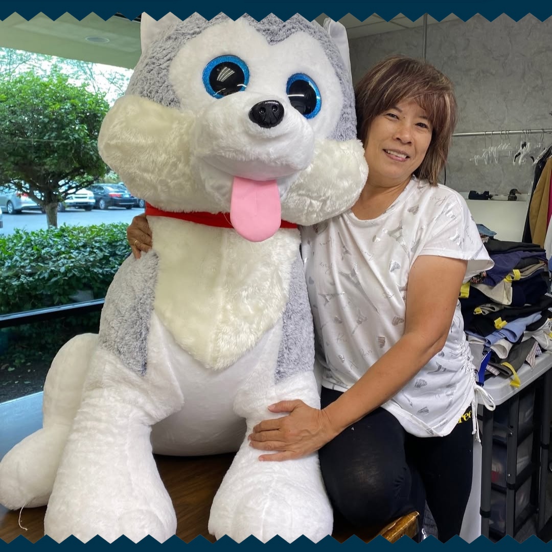 CleanCrispImage's tweet image. Employee spotlight! 

Meet Oy, our Alterations Specialist. Oy's been with us for 32 years and, when asked, is more than happy to tell you she's *really* the one in charge around here. Thank you, Oy!

#employeespotlight #classiccleaners #meettheteam