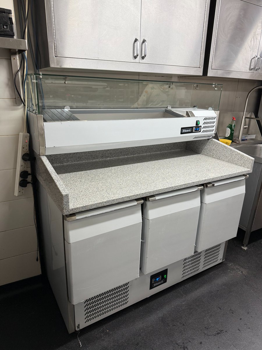 barandcatering's tweet image. A new🍕#pizza #prepcounter🍕from #Blizzard we have just supplied, delivered and assembled! A #pizzaprepcounter can help you prepare pizzas more efficiently by keeping ingredients close. This helps to maintain freshness of products by keeping them at a consistent temperature😃