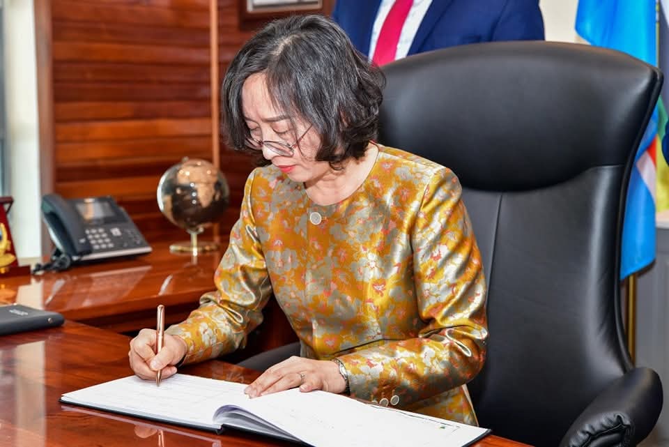 HassanOmarH's tweet photo. Today, I had the privilege of hosting H.E. @AmbGuoHaiyan the Chinese Ambassador to Kenya, at the UDA Party Headquarters in Nairobi. Our discussions centered on strengthening the ties between Kenya and China, with a shared commitment to improving the well-being of our people ... https://t.co/yp2Mn3U1di