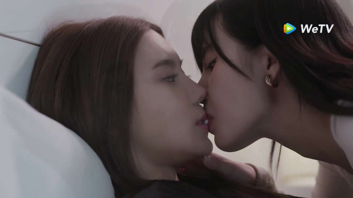 am712178's tweet photo. I love Gen but OAEY!!! HOW CAN YOU LET HER KISS YOU SO EASY AFTER SHE LEFT YOU 3 FCKINF YEARS 😭😭😭😭

GENAOEY LAST KISS
#MateTheSeriesEP8

#MateTheSeries #GenlongAoey 
#Gracebudsarin #Purrner #Oaeyponchanok 
#TeeLakRak #GraceOaey #PuenRakFandom https://t.co/tEZLIXupDX