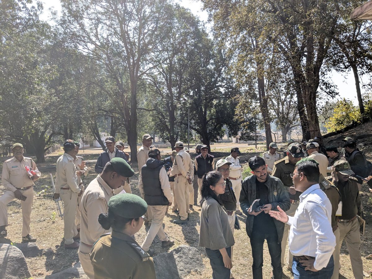 TrKanha's tweet photo. Today, we conducted a #capacitybuilding training program , featuring a hands-on demonstration on #tigertracking and #monitoring protocols in preparation for the upcoming release of our rewilded #tiger.

With meticulous #planning and unwavering #dedication, we are taking every precaution to ensure the tiger's safety—soon, its #roaming #roar will echo through the wild!  

Stay tuned for more updates! 🐅 #Kanha #TigerConservation #Rewilding