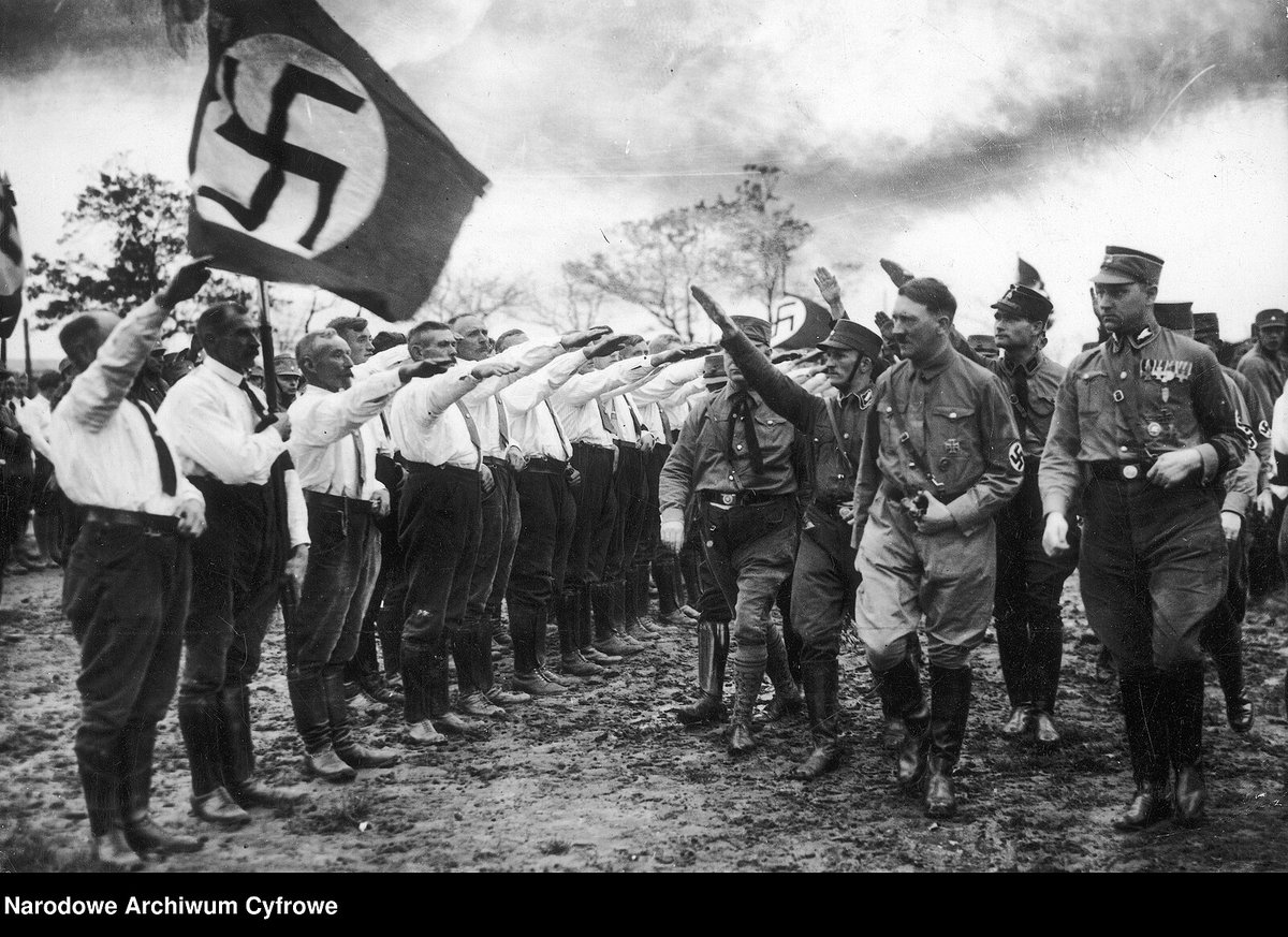 Parody_PM's tweet image. A touching scene that shows people throwing their hearts out.