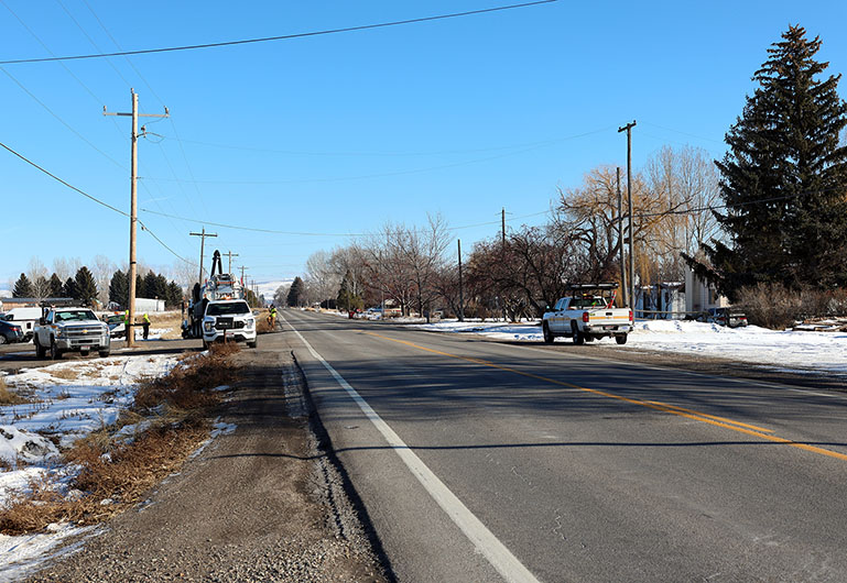 IdahoITD's tweet photo. 🚨 Starting Thursday, we're extending the limits of a lower 45 mph speed limit on SH-48 east of Rigby to 4200 East in an effort to improve safety for area drivers. Watch for new signs and orange caution flags! Learn more: https://t.co/OxocLMkeRp https://t.co/pilOzumKVJ