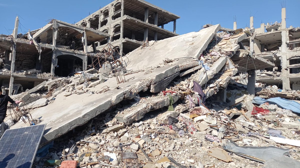 والله يَعزٌ علينا أن نرى بيتنا ومنزلنا هكذا مَدمر ,  أكثر من عشرون عاما من الذكريات واللحظات السعيدة والحزينة عشناها في كل زاوية من زوايا البيت
حالنا حال جميع أهل غزة مما هُجروا من بيوتهم قَسرا وفقدوا أبنائهم وأحبائهم وفقدوا بيوتهم , وإنا راضون بقضاء الله والحمد لله دائما وأبداً