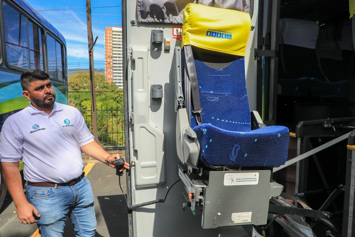 elsalvador's tweet photo. @RomeoHerrera1 #DePaís Los titulares de @ObrasPublicasSV y @VMTElSalvador realizaron un recorrido por las nuevas unidades del transporte colectivo que fueron presentadas hoy. Fotos: Carlos Cárdenas/#DiarioES https://t.co/0cS9w36nwv