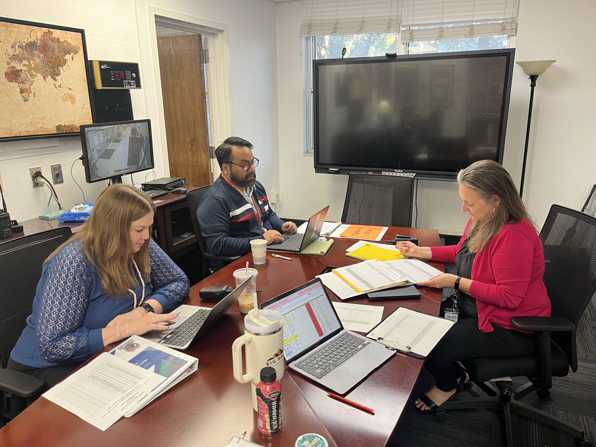 BresDallas's tweet photo. @Dallasschoolsโ @Marcus_Mustangs leaders walked classes collecting data on students' time on task and giving #realtimecoaching. They're working with @BresDallas to achieve campus-wide 90%+ on-task student behavior! Increasing time on task increases #studentachievement! https://t.co/El0ez93CVA