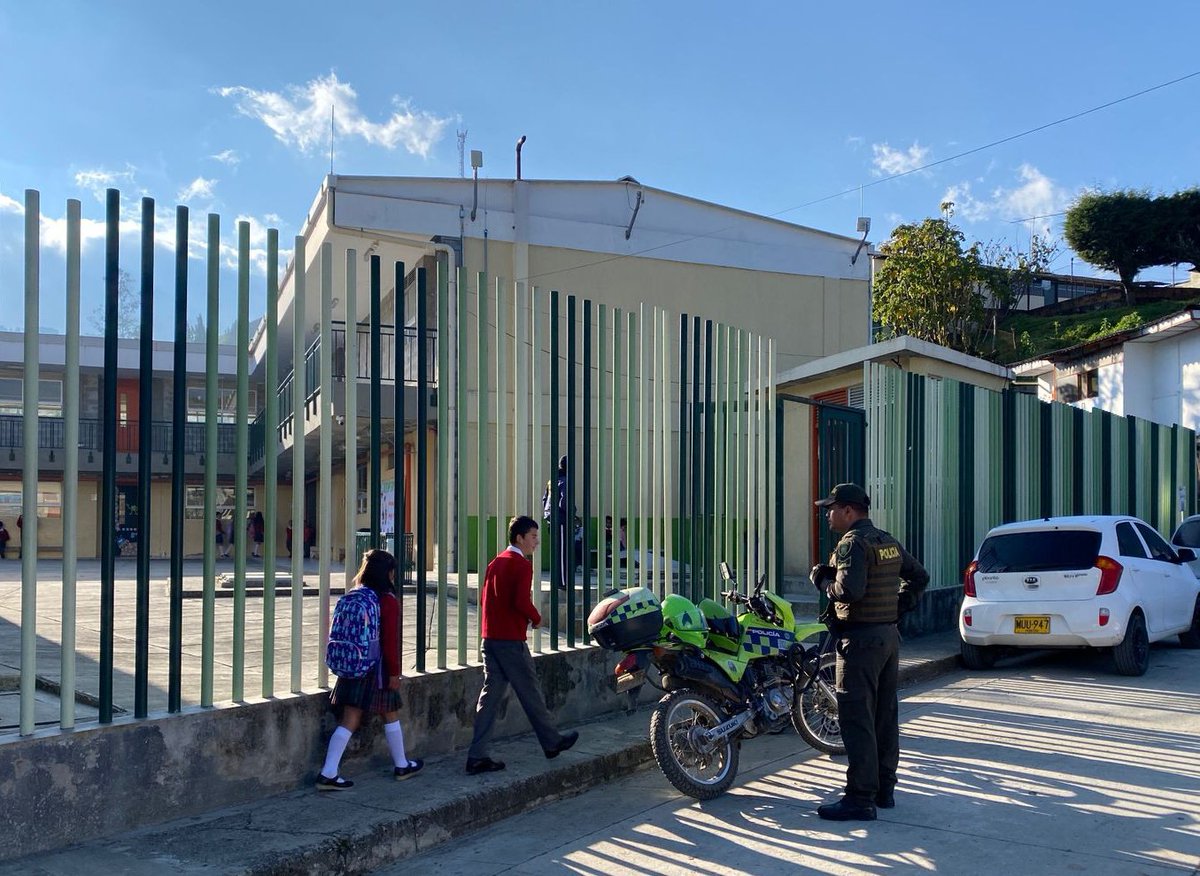 Policia_Caldas's tweet photo. 👮♂️📚 ¡Acompañamos el regreso a clases en #SanDaniel, #SanFélix y otras instituciones educativas! 🚸👦👧 Con compromiso y cercanía, la @PoliciaColombia trabaja por la seguridad de nuestros estudiantes.✏️ ¡Juntos construimos caminos hacia un futuro mejor!#TuMorralTusSueños🎒🖍📙 https://t.co/3J0CyPaugS