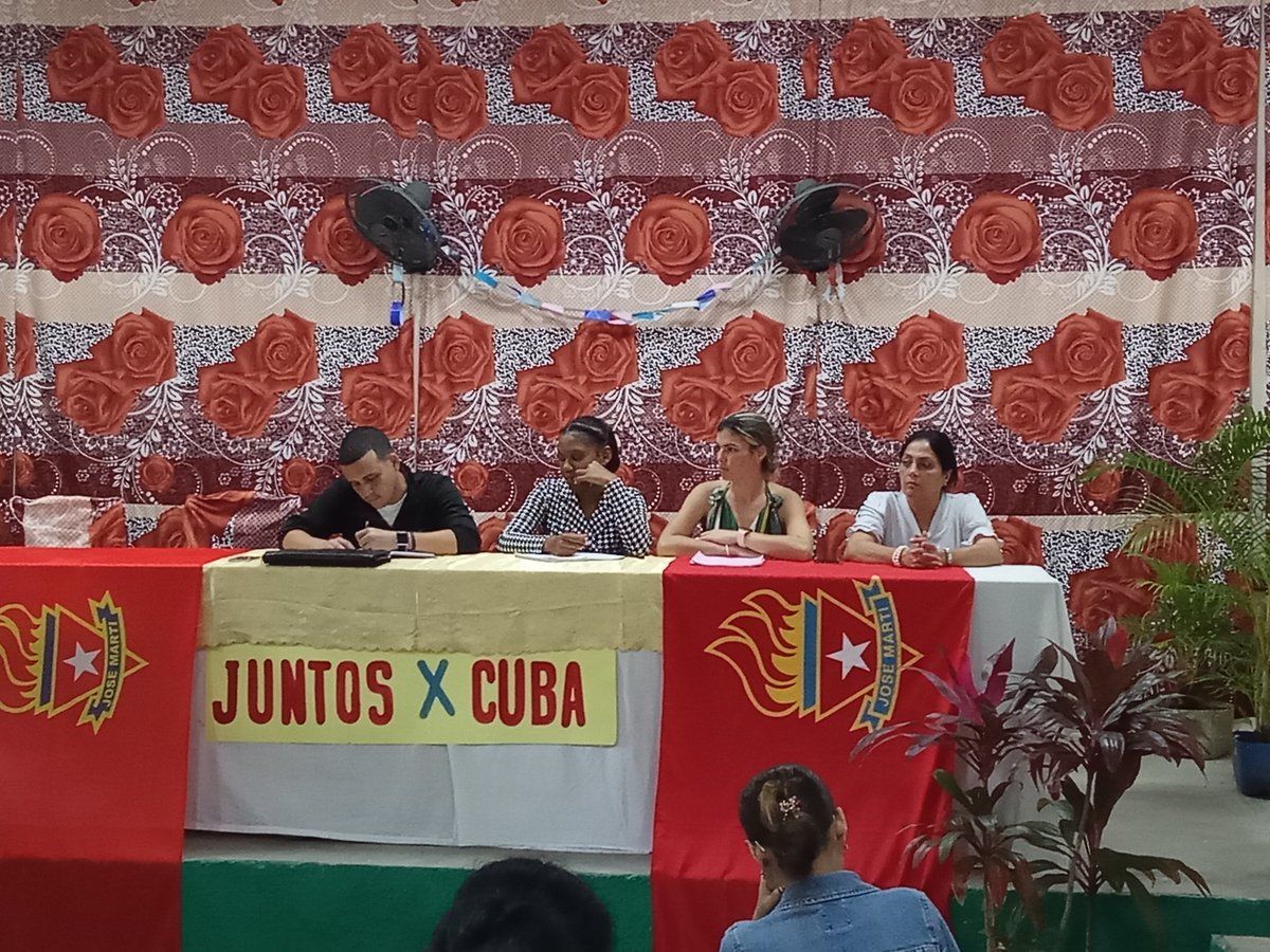 IsaRamn3's tweet photo. Con nuestros jóvenes en la Asamblea Municipal de Guías Base en #Guane  #JuntosXCuba #PinardelRío https://t.co/l555dcv3Op