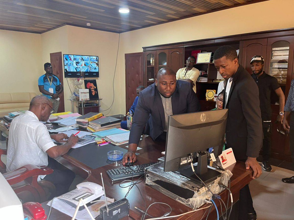 TheCameroonianZ's tweet photo. Signature du premier acte de naissance #numérique à la Commune d’Arrondissement de Yaoundé IV.

#Cameroon 🇨🇲 https://t.co/brbt3ophmx