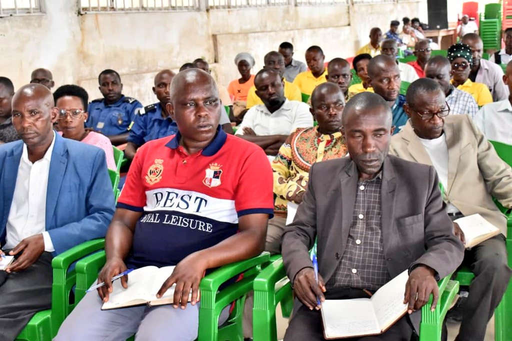 BubanzaCommune2's tweet photo. 1/3:#Burundi:Kuri uyu wa 21Nzero2025, Umushikiranganji w'Intwaro yo hagati mu Gihugu, #Martin_Niteretse,yakoranije indongozi  ziresukira abenegihugu zo muri Komine yagutse ya #Bubanza muri @BubanzaProvince ,mu ntumbero yo kuyaga ku vyokorwa kugira bashike k'umbonakazoza. https://t.co/xP3nJSviZc