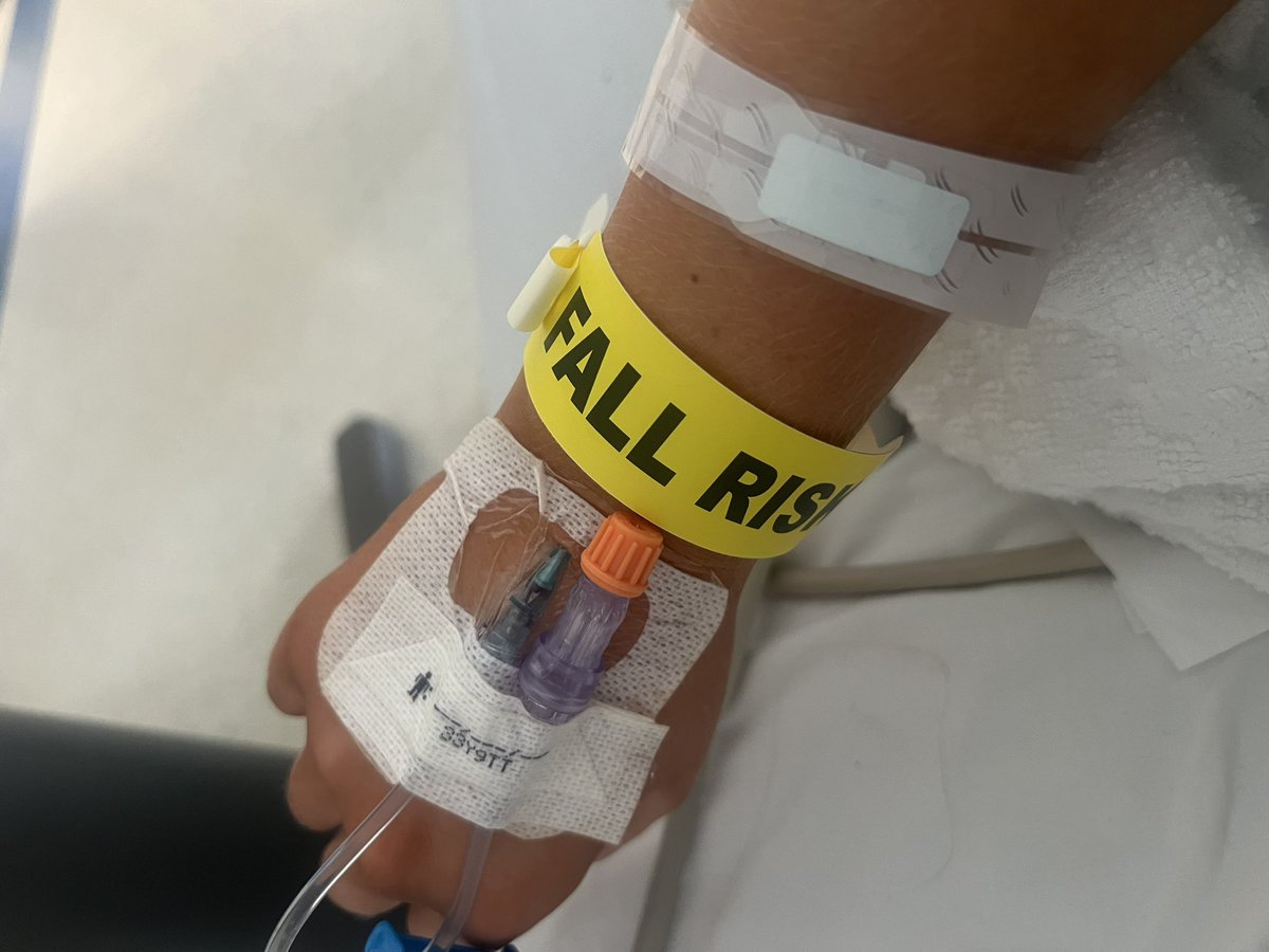 AllieKATCH's tweet image. Day 2:discharged &amp;amp; going home! Was told 6 weeks by doctors this morning to walk without crutches, then after walking down the hall &amp;amp; up/down stairwell the ortho said way sooner 🤭I will start processing/packing orders tomorrow and updating patreon/new merch etc! THANK YOU ❤️❤️❤️