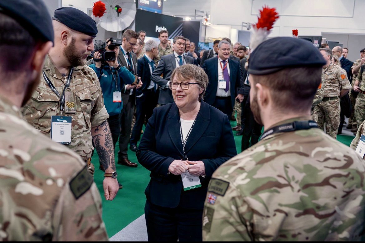 DefenceHQ's tweet image. 🇬🇧 Today at the International Armoured Vehicle Conference in Farnborough, our first British-made Boxer was unveiled by @meaglemp.

@BritishArmy's Boxer is powering economic growth by supporting 400 skilled jobs in Telford &amp;amp; Stockport, plus 1,000 more across the UK supply chain.