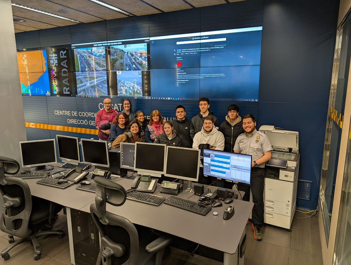 emergenciescat's tweet photo. 📚Dos grups d'alumnes del cicle TES (tècnic emergències sanitàries) de l’Institut de Formació Professional Vall Hebron han visitat avui el CECAT. L'explicació ha anat a càrrec d'Ivan Quintana, tècnic de #ProteccióCivil. https://t.co/0kcG68yRoI