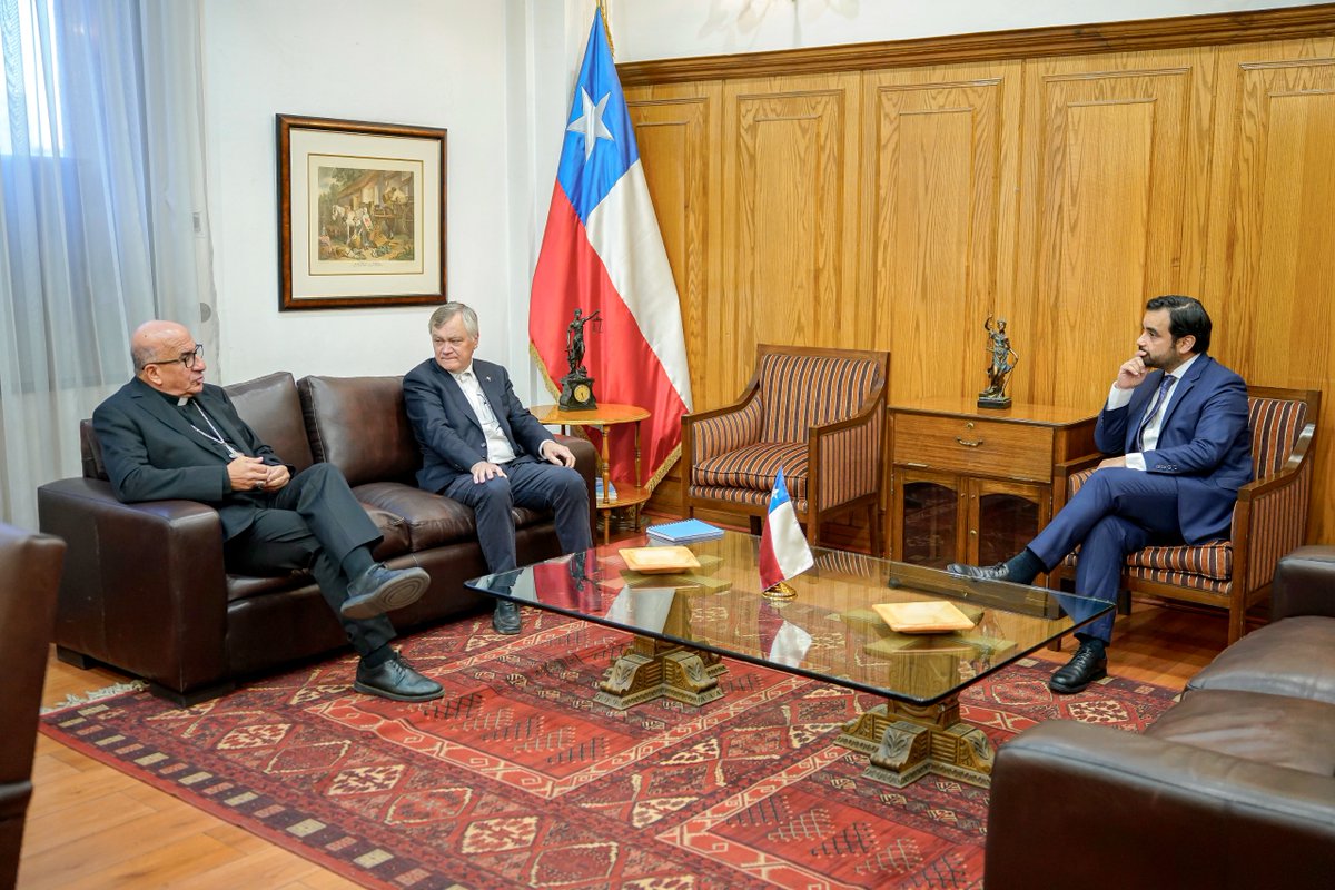Avanzando en participación del Plan Nacional de Búsqueda🌹

📌El Ministro de Justicia y DDHH, Jaime Gajardo, junto al Cardenal, Arzobispo de Santiago, Fernando Chomalí y la Subsecretaria Daniela Quintanilla, encabezaron el primer Comité de Seguimiento y Participación 2025 del