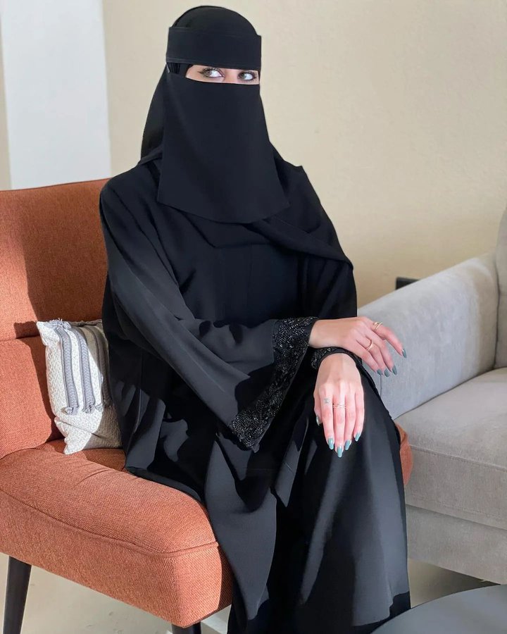 انا معجبه  بواحد من متابعيني شلون افاتحه بالموضوع !؟😂💔