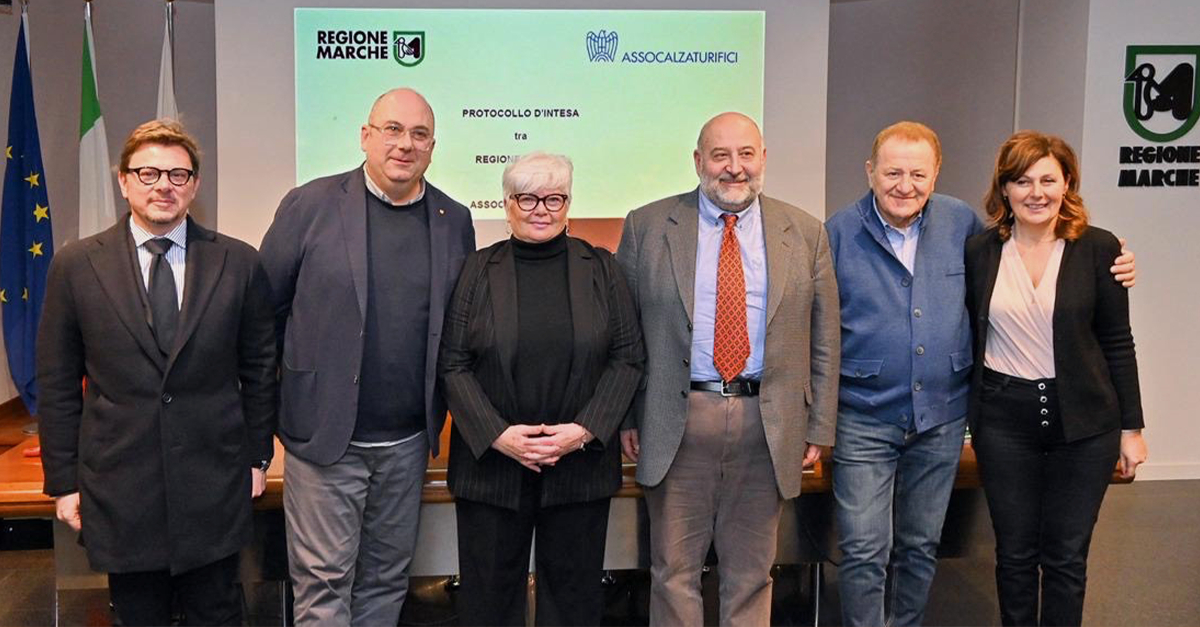 Firmato il primo protocollo d'intesa tra Assocalzaturifici e Regione Marche per promuovere il settore calzaturiero sui mercati internazionali. Un progetto per sostenere le imprese con eventi all'estero, educational tour e incontri B2B. #Assocalzaturifici