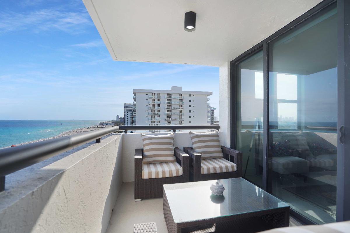 Miami_Agent's tweet photo. New Listing For Sale!
2555 Collins Ave # 1411
MIAMI BEACH, FL 33140

⁃ 2 Bedrooms/2 Baths/1005 SQFT
⁃ Corner Condo with Ocean &amp; Downtown Views! 
⁃ Luxurious amenities: concierge, assigned parking, valet, pool, and gym

Asking $1,179,000
Call to see: 305-692-0924
#MiamiRealtor https://t.co/HBOc19M0V4