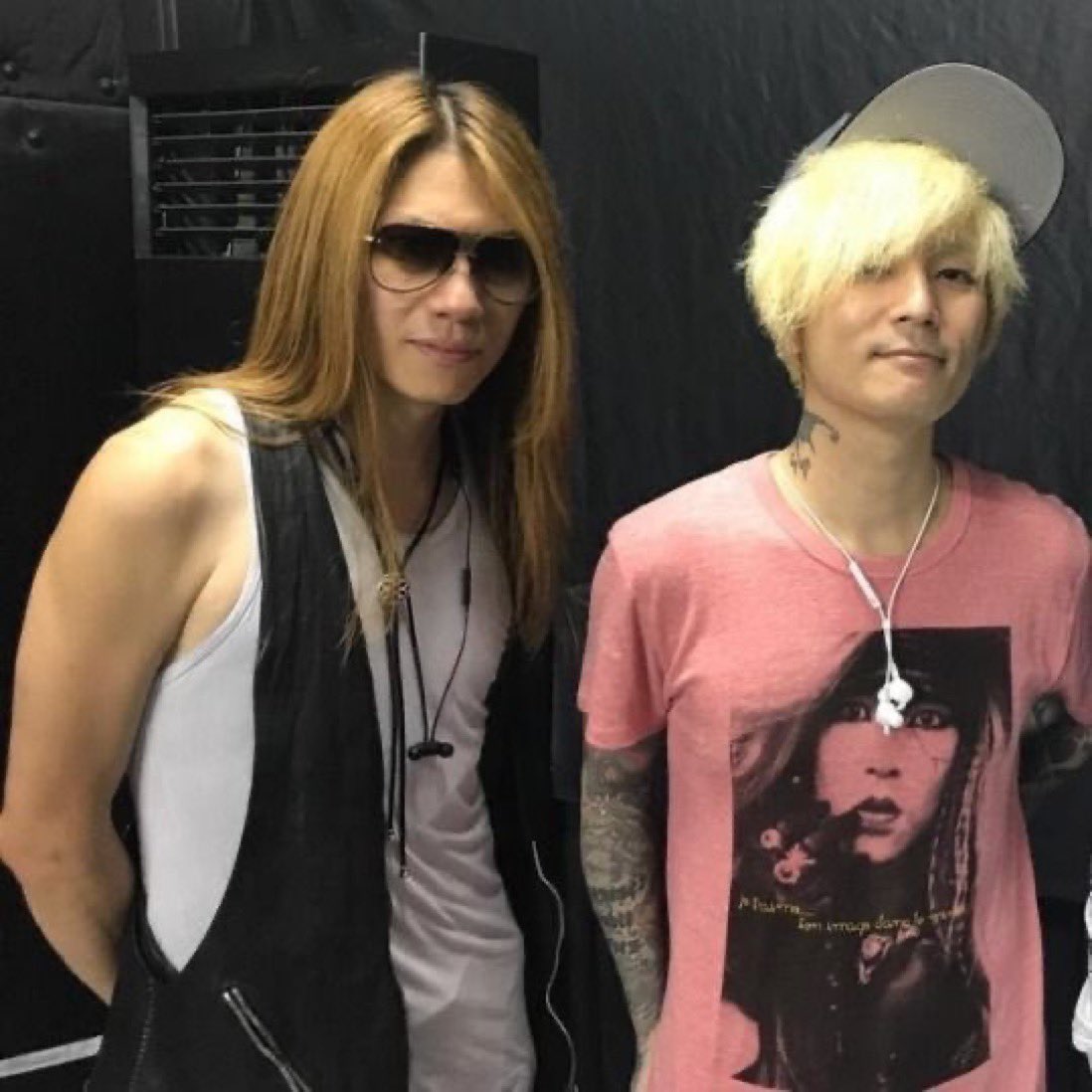 myeyesloveyou_'s tweet photo. Kaoru from Dir en Grey calls Hide “the person I admire” and has brought Hide plushies to Dir en Grey concerts. He even wrote letters to Hide. https://t.co/zj2qAqIX3i