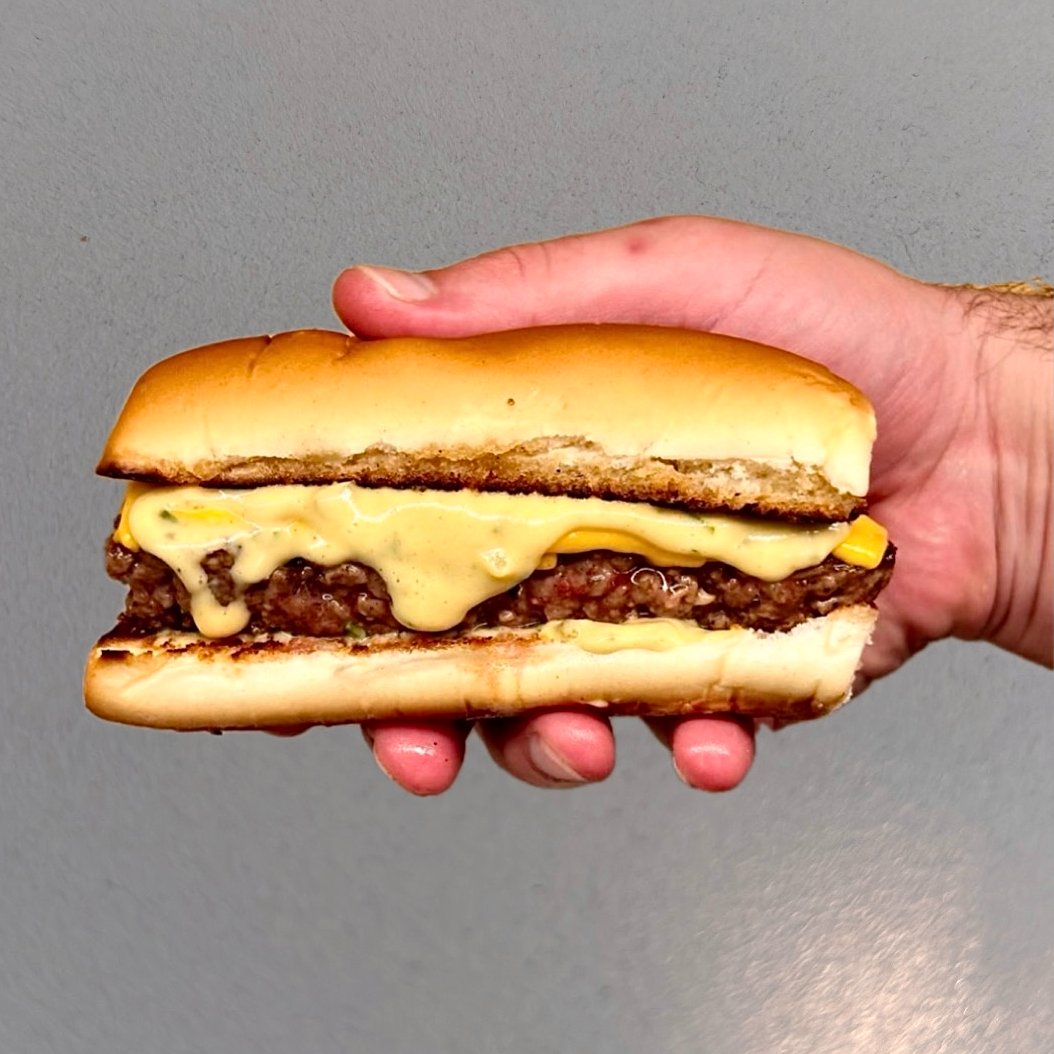 BurgerFcts's tweet photo. Los anti ciencia te dicen que comer hamburguesa de porotos es mas sano que comer hamburguesa de carne. Pero las legumbres tienen oligosacaridos que nuestro organismo literalmente no puede digerir. O sea digamos, no estamos diseñados para comer porotos. Por eso te hinchan y te dan pedos.

También tienen algo que se llaman ANTINUTRIENTES, no es joda se llaman así, básicamente son fitatos que  inhiben la absorción de minerlaes como el zinc o el magnesio (lo que le falta en el mundo a la mayoría de los niños desnutridos).  Para los de Boca: si comés porotos con huevos, los huevos te nutren menos.

Hay técnicas para reducir estos efectos, pero ninguna para eliminarlos 100%.

Por eso es una rídiculez que te propongan como saludable un alimento indigesto y que atenta contra tu nutrición. 

Comé carne, se felíz.