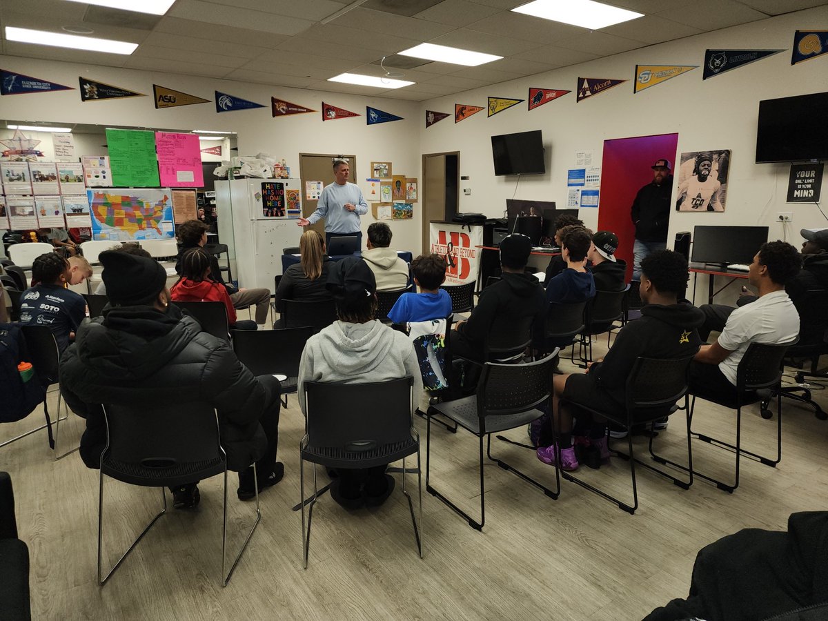 RecruitingClsrm's tweet image. 🎉 What an amazing night at our Recruiting Education Event with Athletes &amp;amp; Beyond! Huge thanks to everyone who joined us to learn and grow. Together, we’re building brighter futures. 💪🏈 #AthletesAndBeyond #RecruitingClassroom