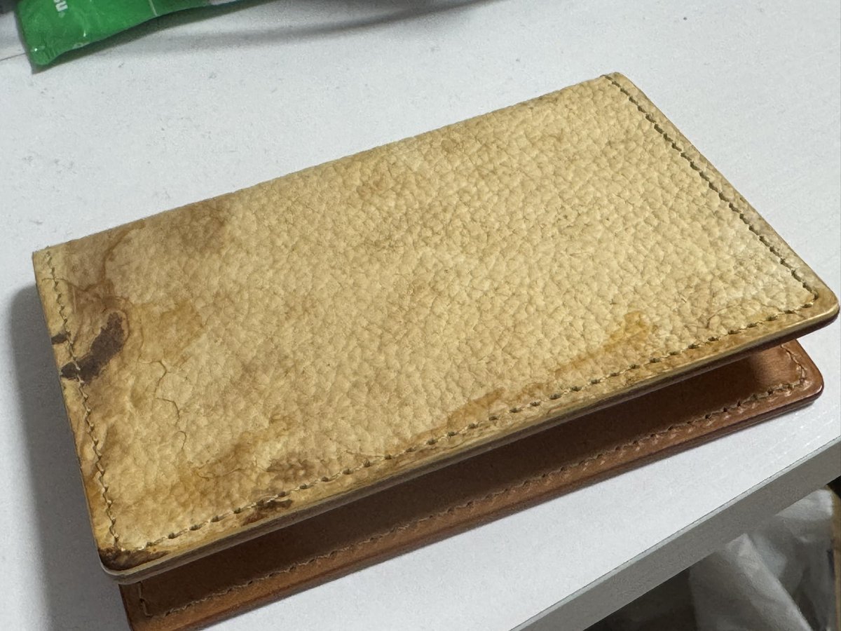 マッシュルームレザー、というかきのこ皮？ことKINOLIの質感良いんだよね〜

これは名刺入れ。 <a href="/MYCLJapan/">キノコ皮のMYCL Japan</a>