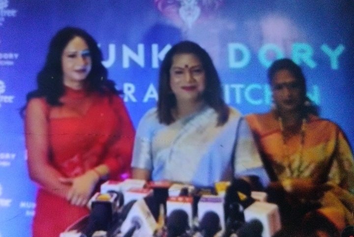 chiku_tweetz's tweet photo. Nouran Bhabhi just take this Queenie no one deserves this crown more than you 😔🤚🏼👑

She invited transgender community too in the party 🥺🤌🏻
#VivianDsena #BiggBoss18 #BB18 https://t.co/tDdNyFfY1e