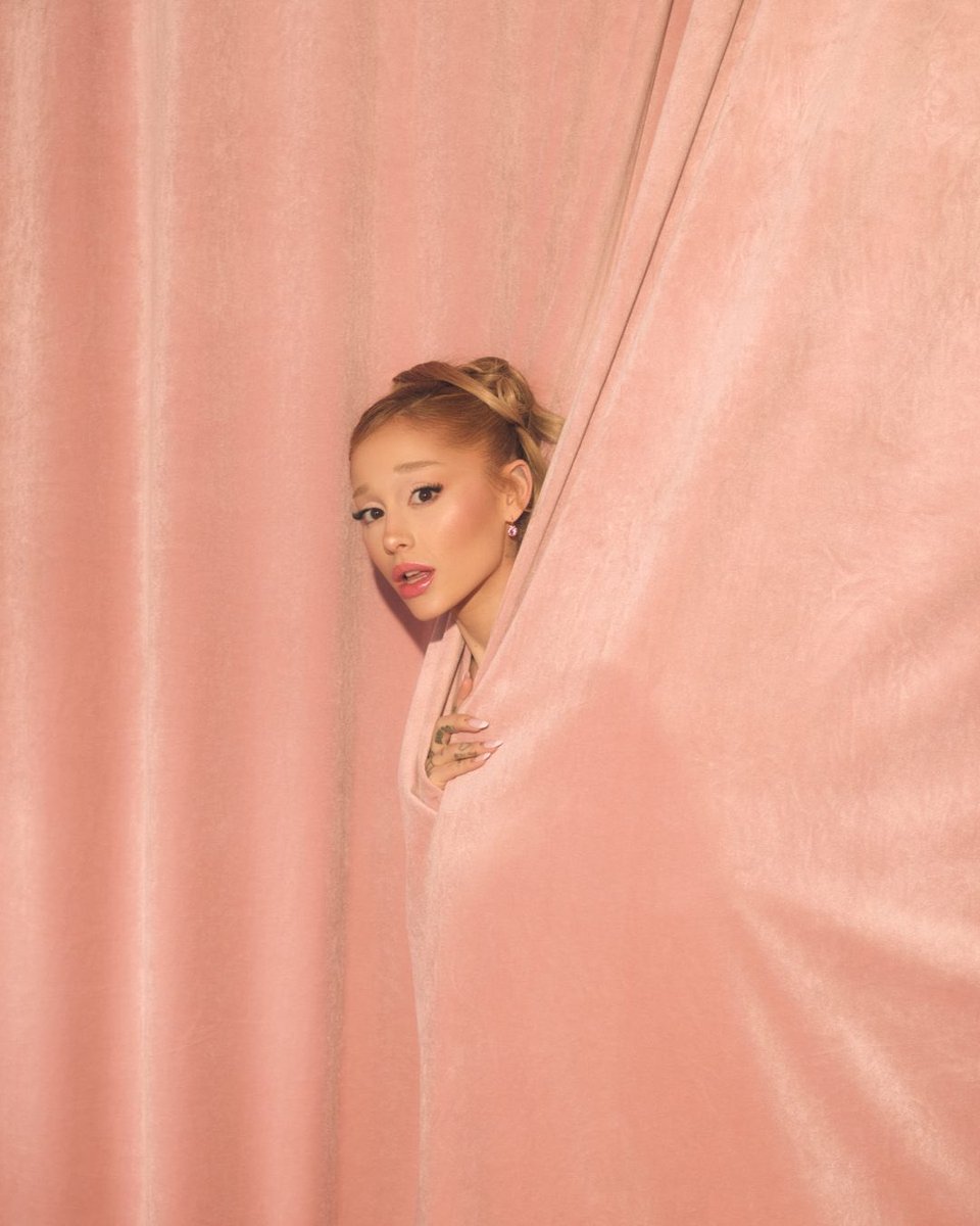 ArianaToday's tweet photo. ariana for @rembeauty 💄 https://t.co/Sj9hEZqWYH