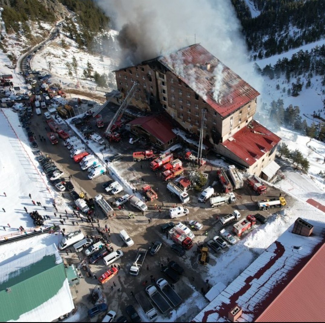 Dizilerin yeni bölümünü değil eski bölümünü koyarak yada sadece belli zaman içlerinde bayraklar yarıya çekilerek mi yas ilan ediliyor. Hala bir taraflarda maçlar oynanıyor mesela. Verin her yere haberlerin görünmeyin kısımlarını da millet işin ciddiyetini anlasın #bolukartalkaya