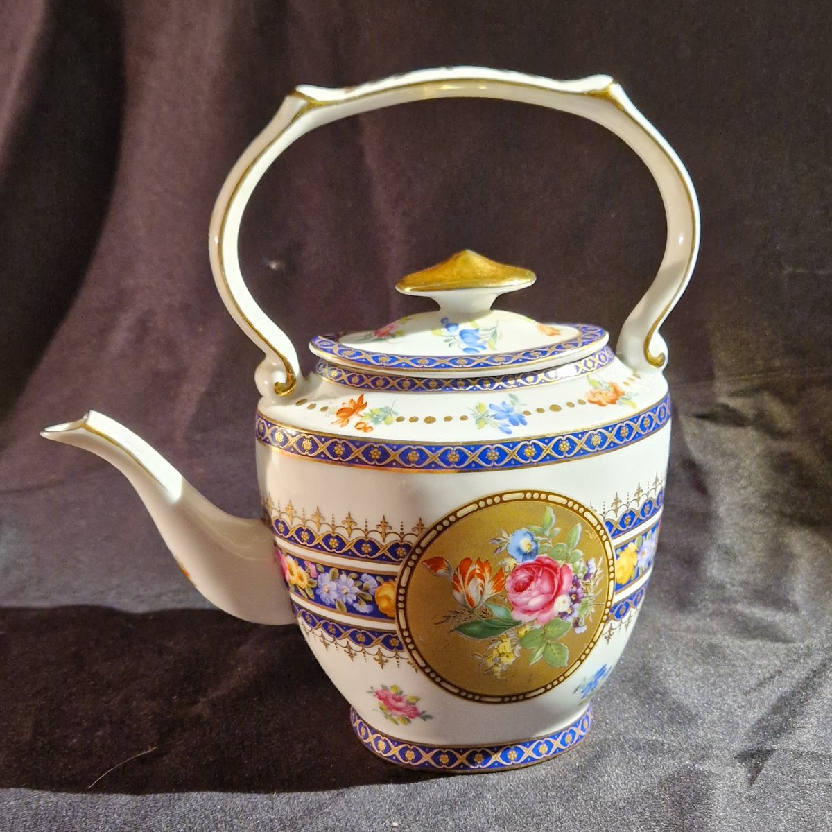 nacollectables's tweet photo. This little decorative teapot stamped Crown Porcelain, is so charming, lovely decoration.
@EverRotating #vintageshowandsell #crownporcelain #teapot #teaserving #vintagedesign #vintagestyle #vintagehome #ceramic #porcelain https://t.co/Qp6VBupisf