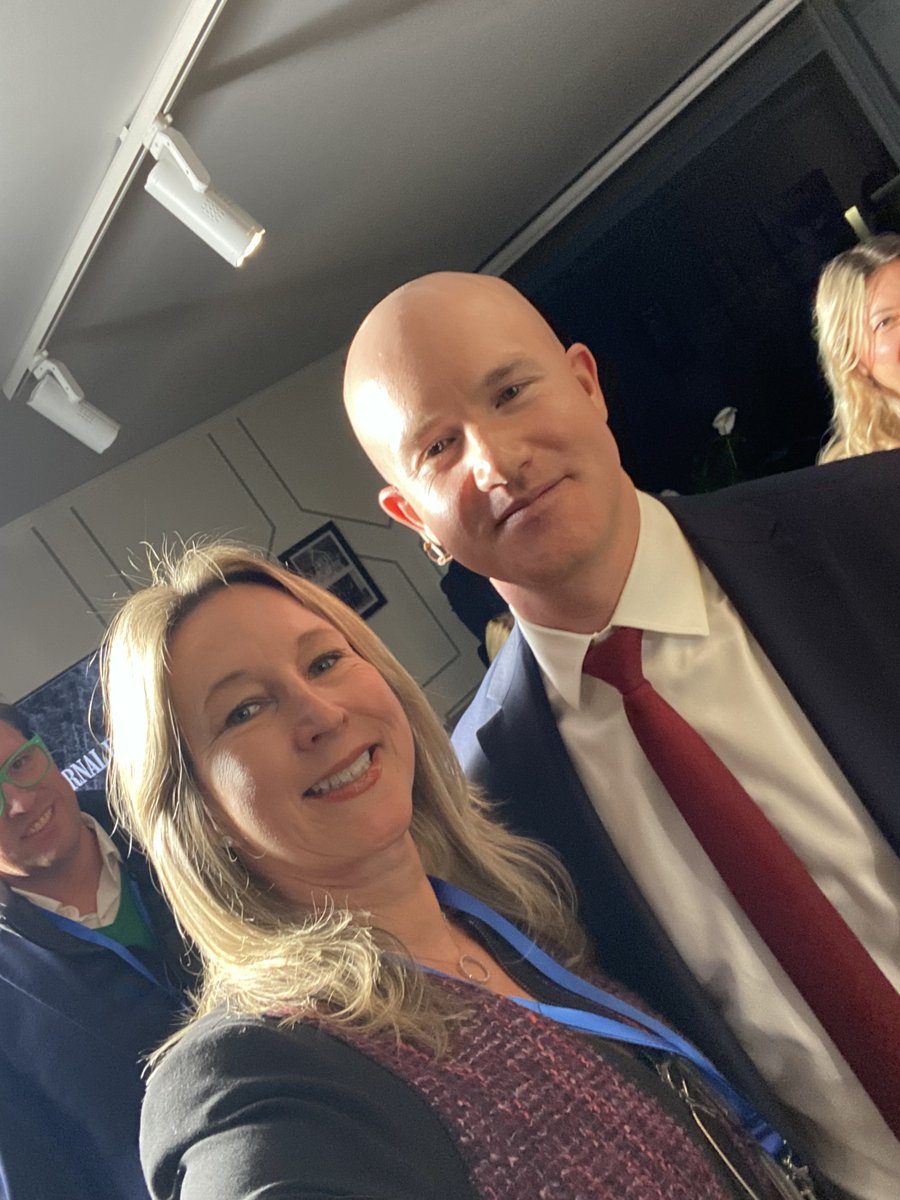 kadena_io's tweet photo. Kadena + @coinbase in Davos 🚀

@AnneliseOsborne + @brian_armstrong

❤️ $KDA Intern https://t.co/c9eOGg3GBz