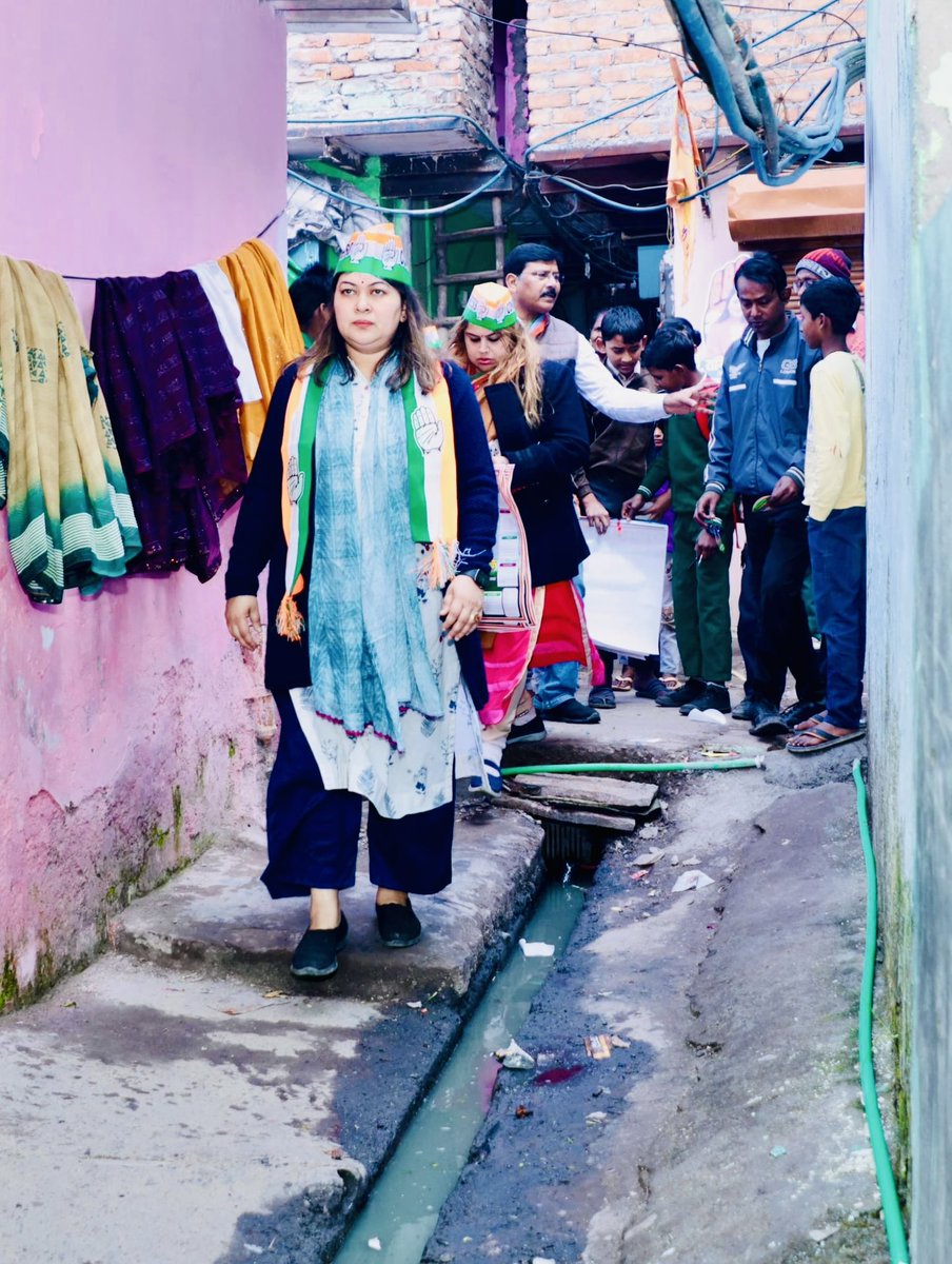 NayakRagini's tweet image. राह के पत्थर से बढ़ कर कुछ नहीं हैं मंज़िलें
रास्ते आवाज़ देते हैं, सफ़र जारी रखो !

आते-जाते लोग ये कहते हैं हमसे,सबके सामने
जीत का ऐलान होने को है, तैयारी रखो !

‘हाथ बदलेगा हालात’ ✋🏻