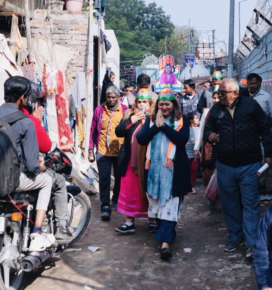 NayakRagini's tweet image. राह के पत्थर से बढ़ कर कुछ नहीं हैं मंज़िलें
रास्ते आवाज़ देते हैं, सफ़र जारी रखो !

आते-जाते लोग ये कहते हैं हमसे,सबके सामने
जीत का ऐलान होने को है, तैयारी रखो !

‘हाथ बदलेगा हालात’ ✋🏻