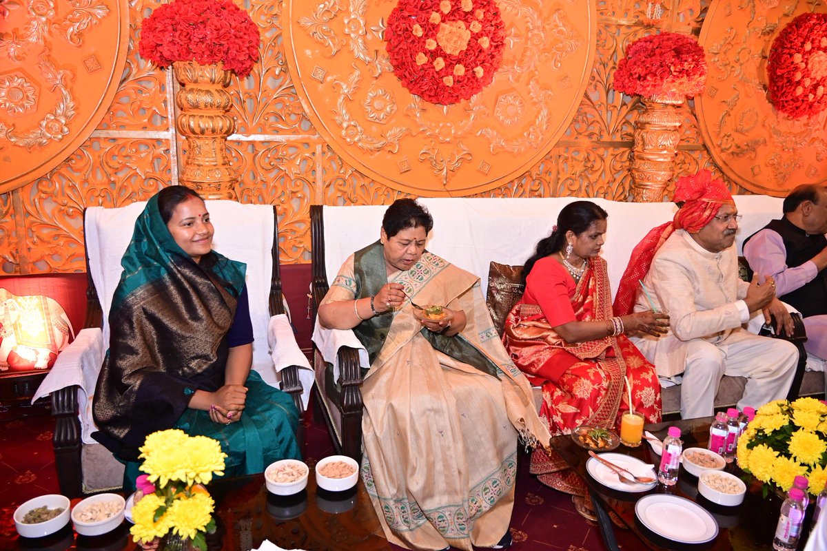 नवयुगल को शुभ आशीर्वाद
आज रायपुर लोकसभा सांसद एवं भाजपा वरिष्ठ नेता आदरणीय श्री बृजमोहन अग्रवाल जी के सुपुत्र श्री आदित्य अग्रवाल जी के विवाह समारोह में सम्मिलित होकर वर-वधू को शुभाशीष दी।
प्रभु श्रीराम जी से प्रार्थना है कि नवदंपती का जीवन सदा प्रेम, समृद्धि और सुख-शांति से