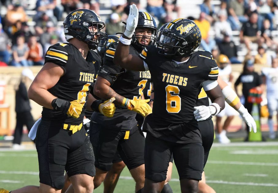 Blessed to receive an offer from Fort Hays State University!! 
<a href="/FHSUFootball/">FHSU Football</a> <a href="/coachrossFHSU/">Tom Ross</a> 
<a href="/HeathHawksFb/">Heath Hawks Football</a>
