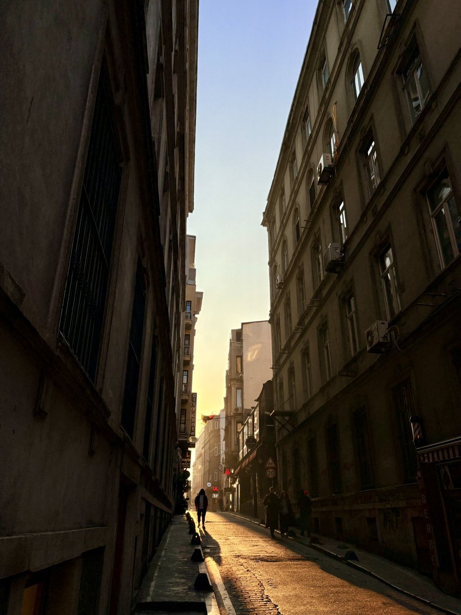 photogahri's tweet photo. Beyoğlu sokakları🐰 
#beyoğlu #turkey https://t.co/OhYguhqcv7