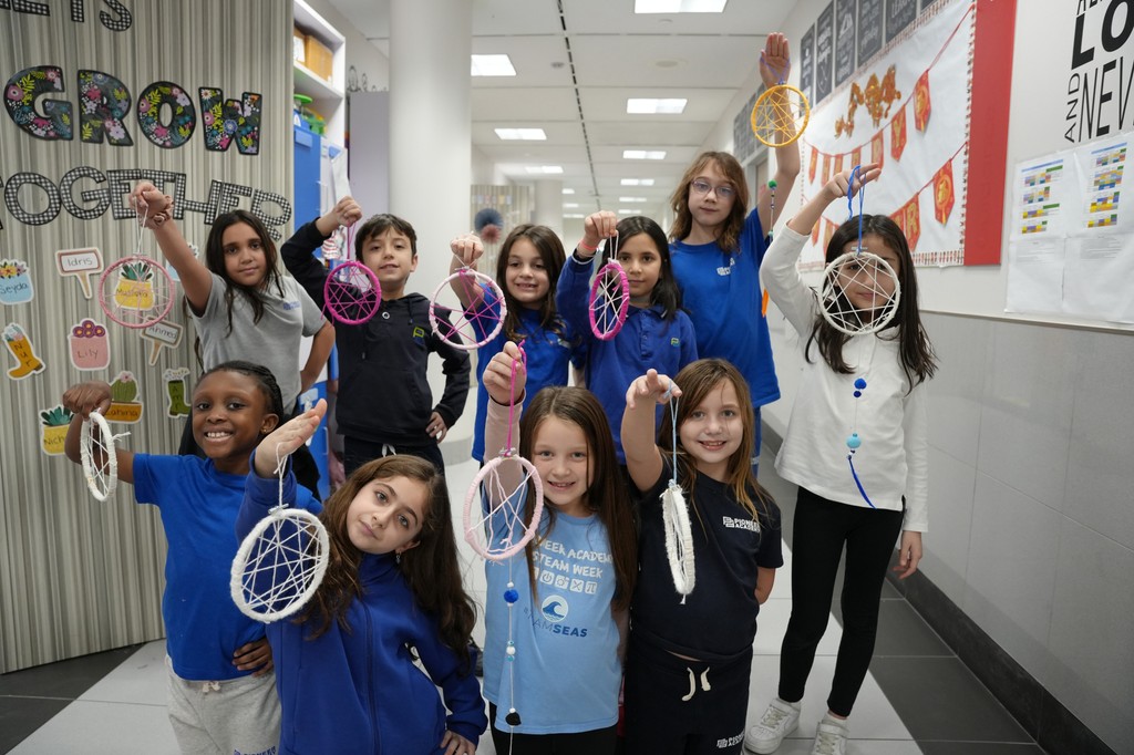 PioAcademy's tweet image. 🌍🎨 Part 2 of Multicultural Week: Lower School showcased their creativity with Art Around the World and flag painting! A colorful celebration of global cultures. 🌟✏️ #MulticulturalWeek #LowerSchoolCreativity #PioneerCommunity