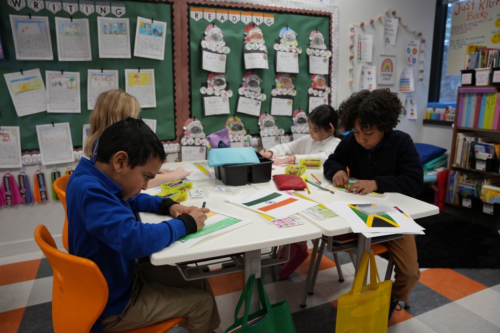 PioAcademy's tweet image. 🌍🎨 Part 2 of Multicultural Week: Lower School showcased their creativity with Art Around the World and flag painting! A colorful celebration of global cultures. 🌟✏️ #MulticulturalWeek #LowerSchoolCreativity #PioneerCommunity