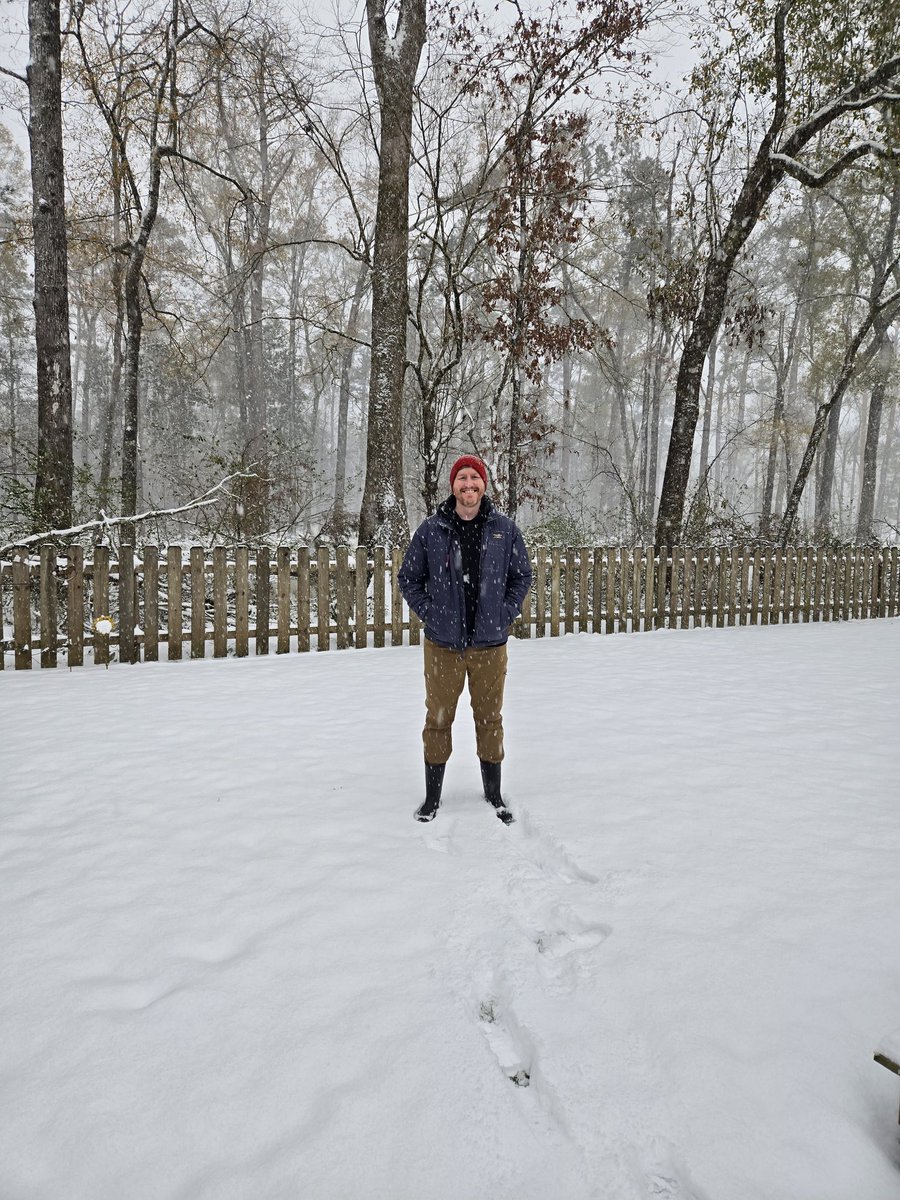 jsallen9's tweet photo. Snowing in Louisiana! Finding tiny snowflakes! #GeauxSneaux #BatonRouge #wbrz #bostonterriers https://t.co/iyHu9tDFee
