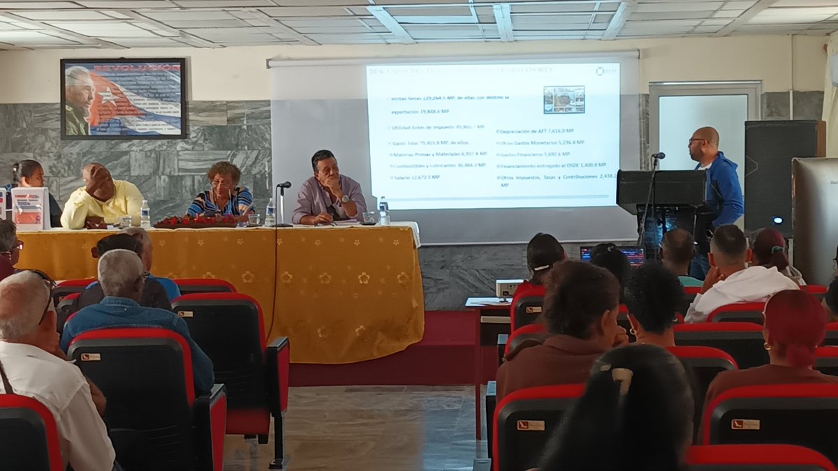 EsttOficial's tweet photo. Discusión del Plan 2025 con los trabajadores de nuestra empresa, por Dayrien Mompie, Director Económico.
#Balance2024 #Plan2025 #ESTT https://t.co/kM8Sa0Nkod