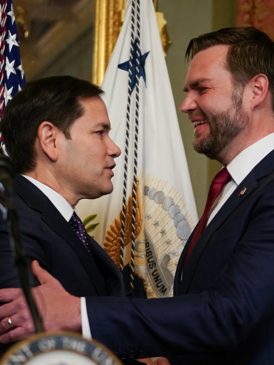 nmasunivision's tweet photo. 📌 Marco Rubio juró como secretario de Estado de EEUU, el primer latino en ocupar el cargo.

El vicepresidente JD Vance juramentó este martes a Rubio, convirtiéndose en el primero de los candidatos al gabinete de Trump en asumir el cargo.

Los detalles 👉 https://t.co/IYfykZUKTO https://t.co/SWCPWUeov1