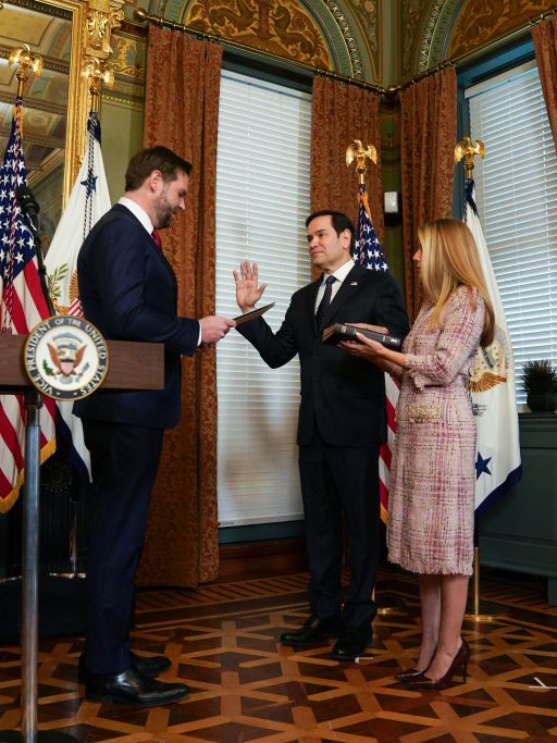 nmasunivision's tweet photo. 📌 Marco Rubio juró como secretario de Estado de EEUU, el primer latino en ocupar el cargo.

El vicepresidente JD Vance juramentó este martes a Rubio, convirtiéndose en el primero de los candidatos al gabinete de Trump en asumir el cargo.

Los detalles 👉 https://t.co/IYfykZUKTO https://t.co/SWCPWUeov1