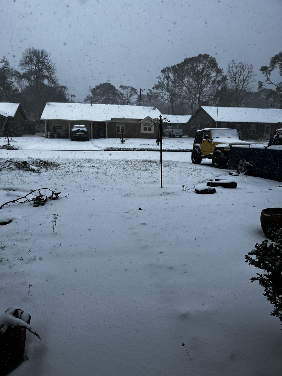 txnlala09's tweet photo. @BrettKollmann Half way between Houston and Galveston. Still coming down. https://t.co/iRYBcFjIu8